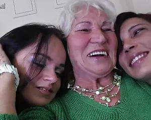 Granny, ორი ახალგაზრდა გოგონა, sex videoebi