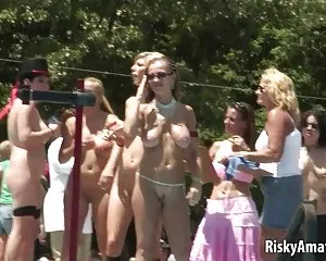 ცუდი მოყვარული, ცეკვა შიშველი გარეთ პორნო