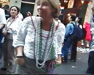 Mardi gras flasher სთხოვს პოლიციელები ნებართვა seqsi saiti