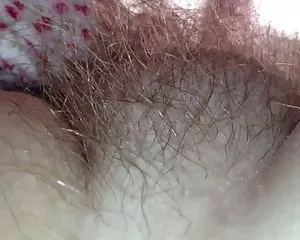 Close up მისი რბილი თმები mound. ruski sekis