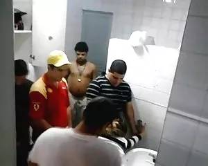 ბიჭები, პაბი ტუალეტი ჯგუფური! პორნო ვიდეო