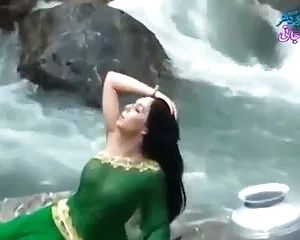 ინდური სველი გამჭვირვალე კოლექცია, რომელიც გვიჩვენებს, ძუძუები..ცხელი შოუ pirshi shesxma